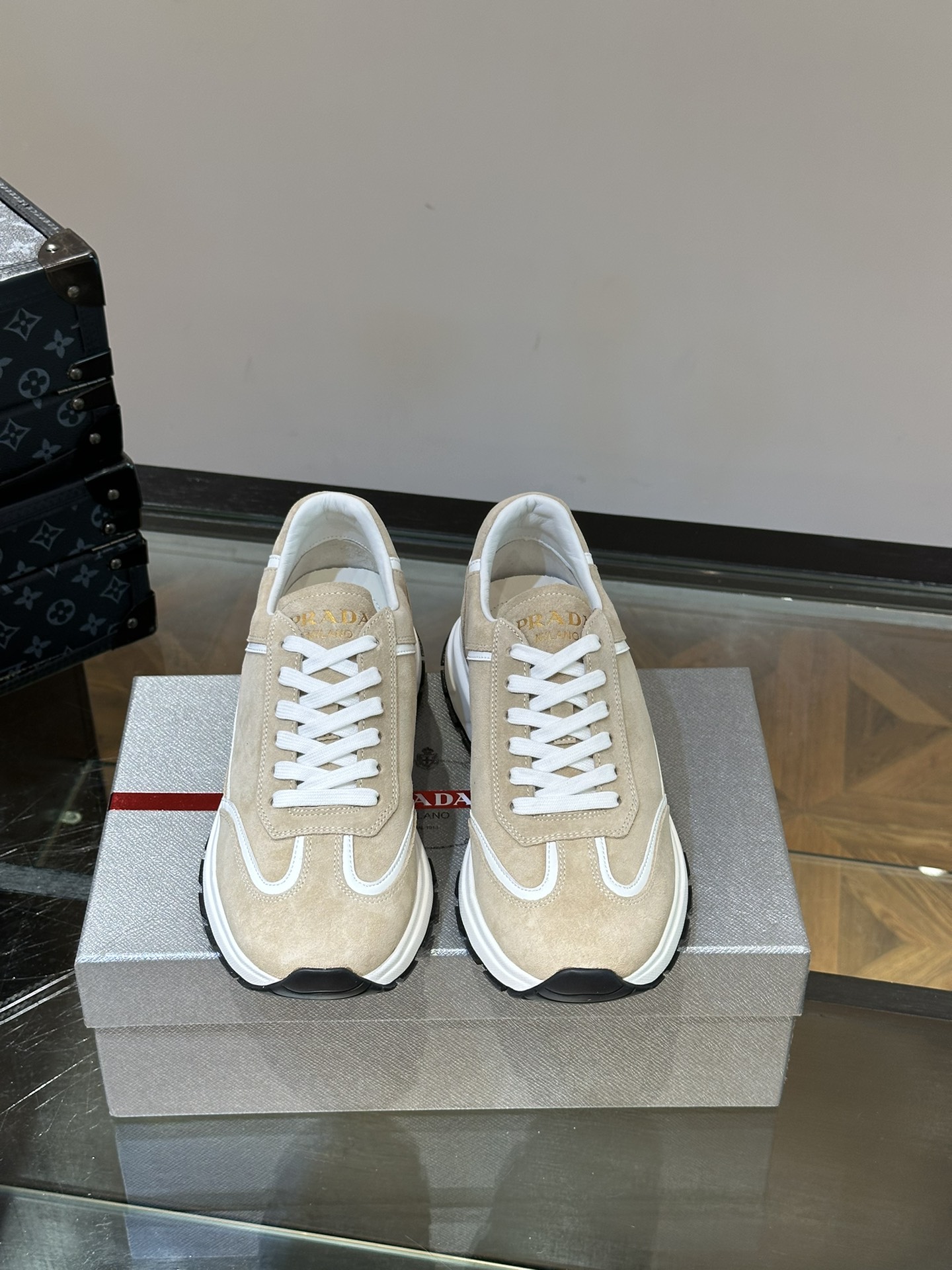 프라다 스웨이드 스니커즈