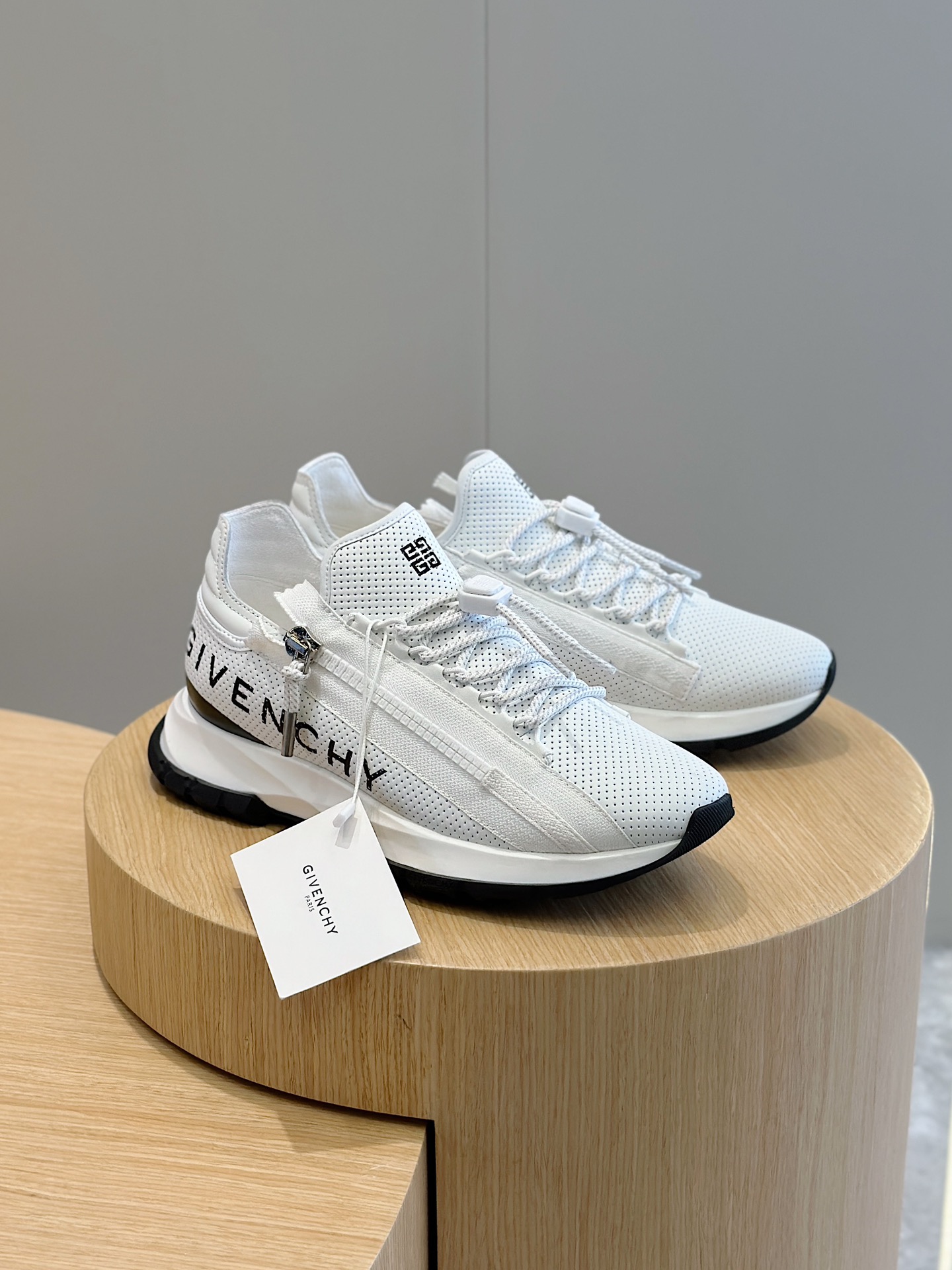 지방시 스펙터 러너 스니커즈