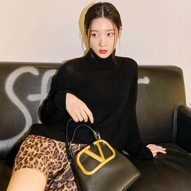 [아이오아이 정채연] VALENTNIO 발렌티노 가라바니 슈퍼비 버킷백