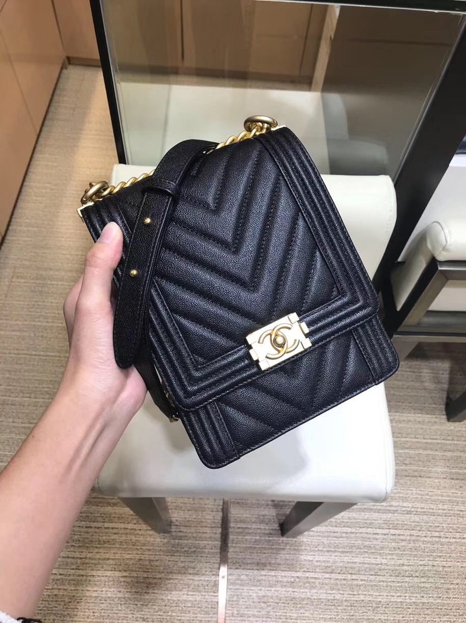 샤넬 19SS 신상 미니캐비어 쉐브론 리보이백 블랙 A0S0130