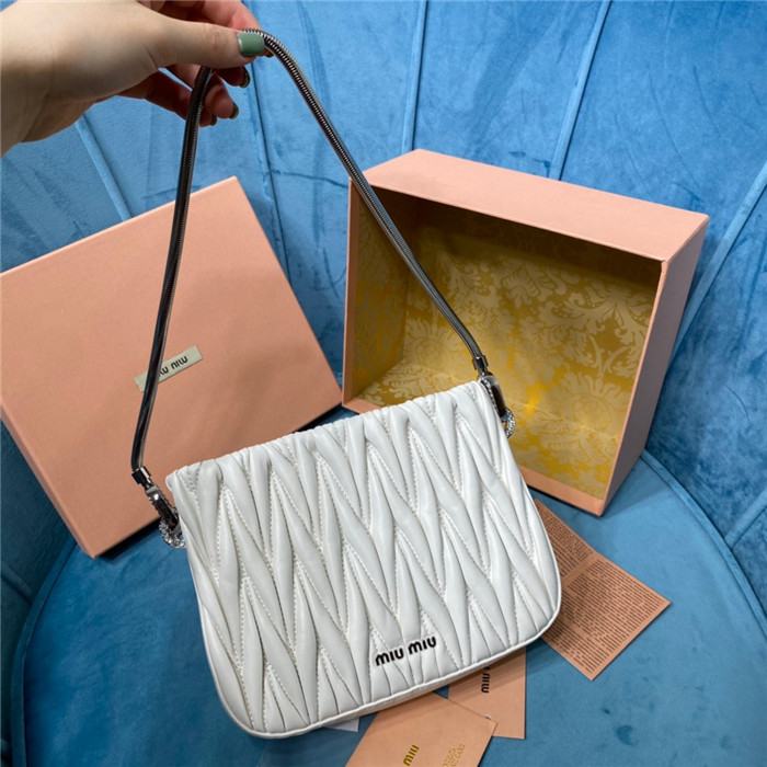 MIUMIU 미우미우 마틀라쎄 세시 숄더백 5BA200