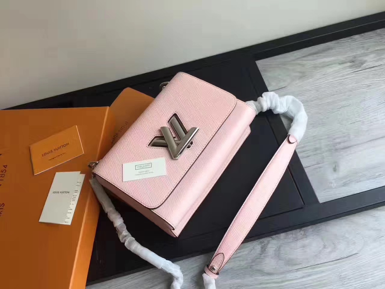 루이비통 트위스트백 신상 TWIST MM M50282