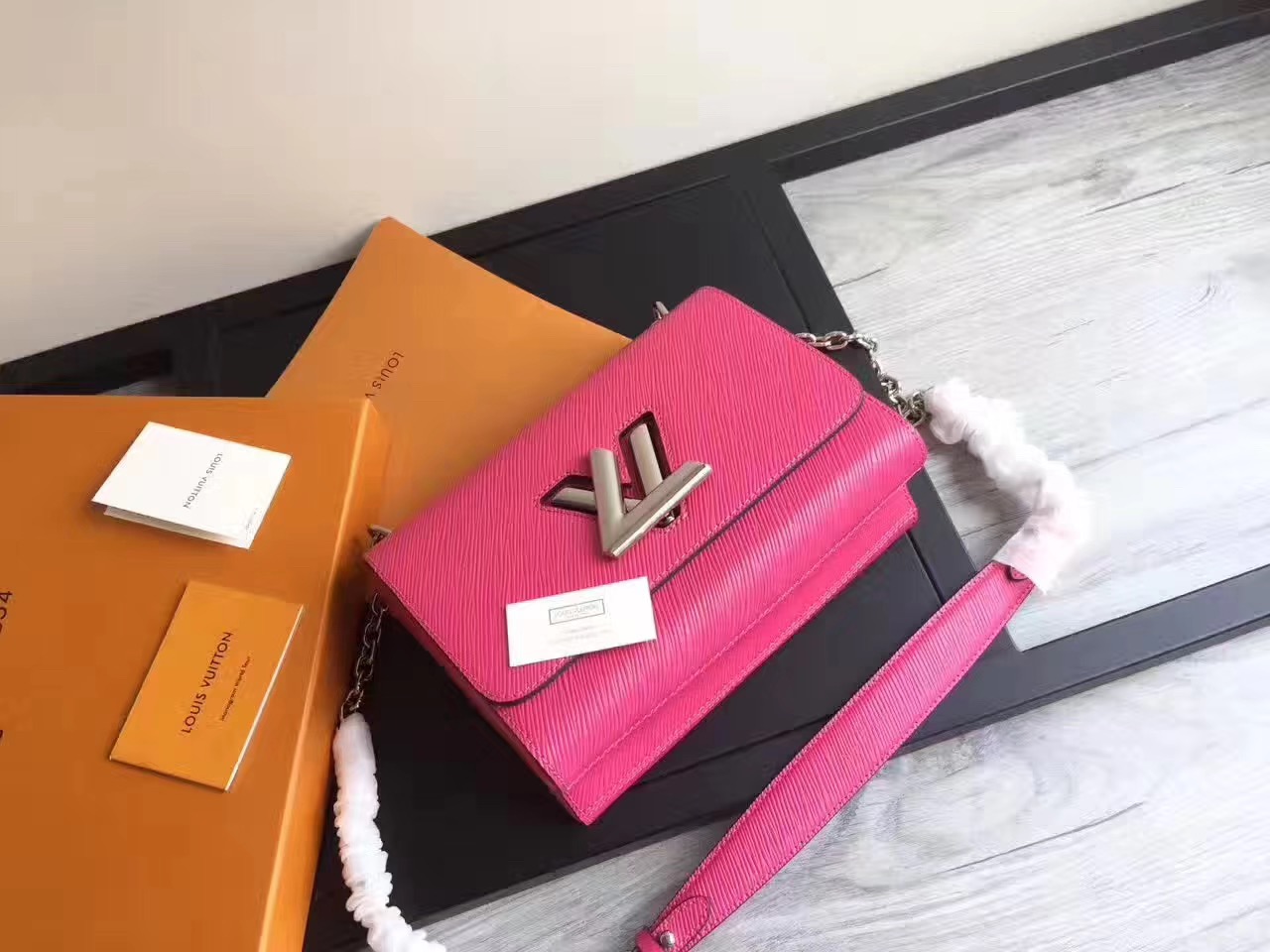 루이비통 트위스트백 신상 TWIST MM M50282