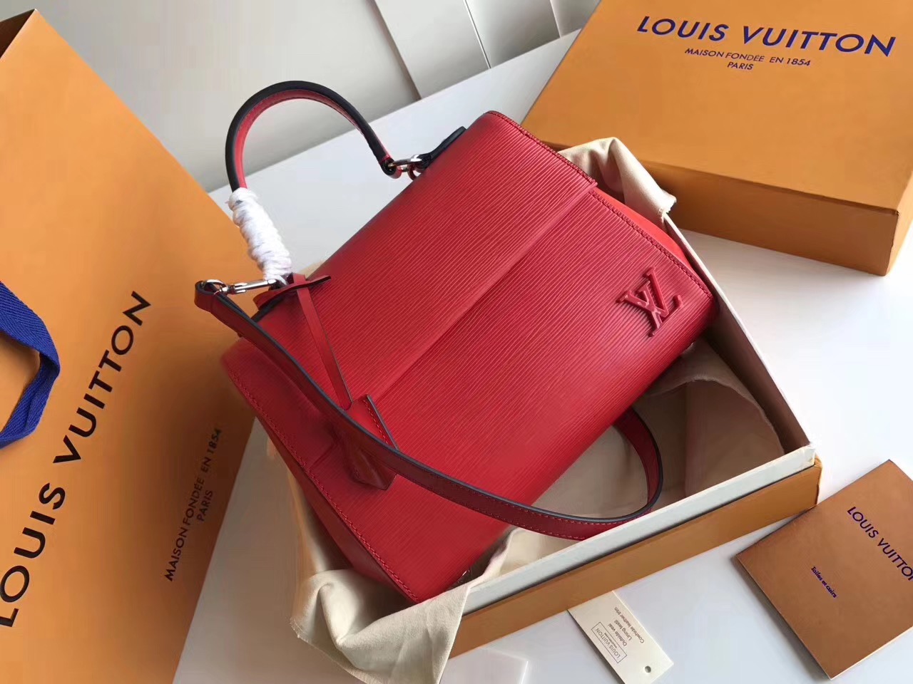 루이비통 신상 클루니백 CLUNY BB M41312