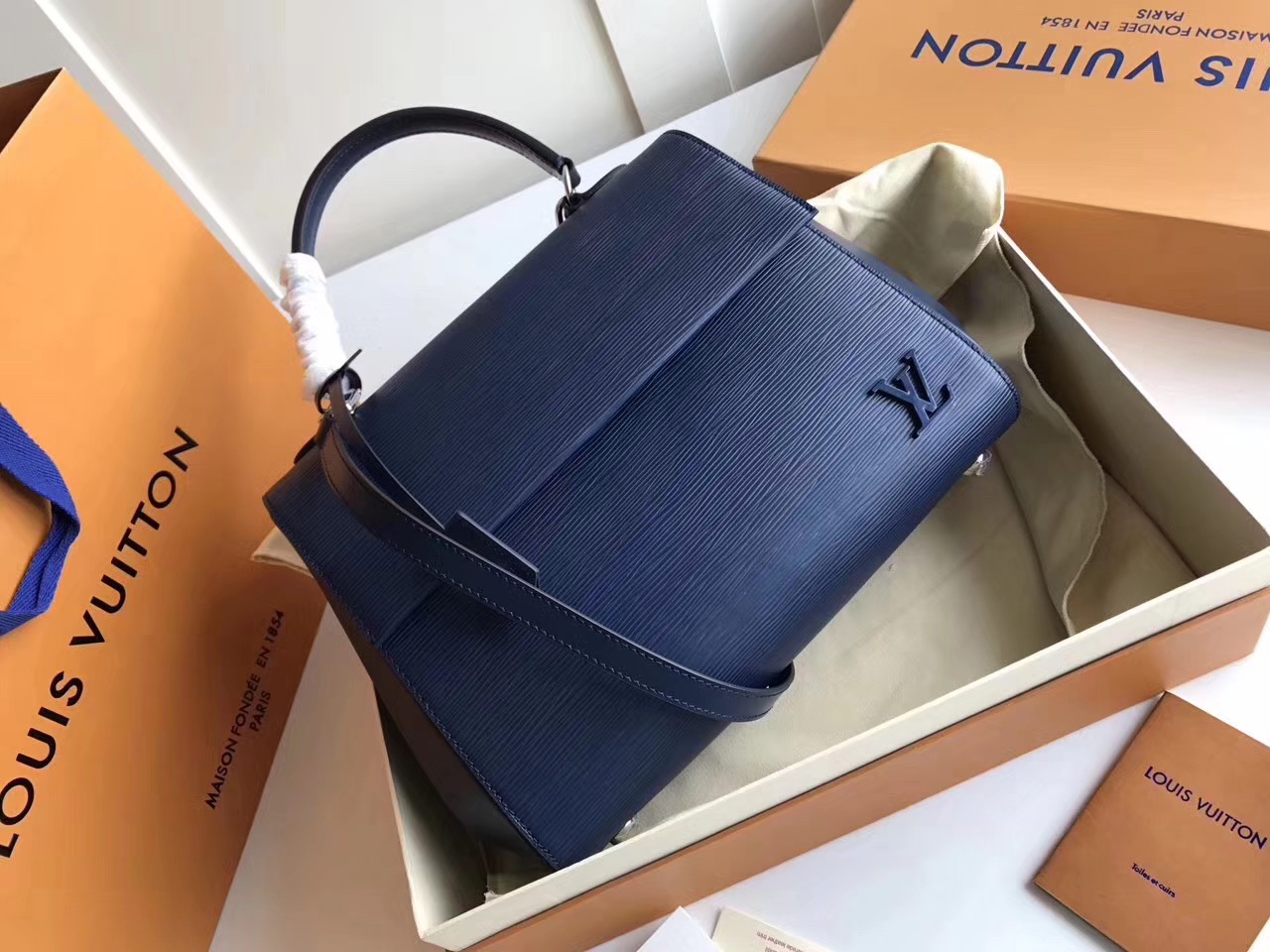 루이비통 신상 클루니백 CLUNY MM M41302