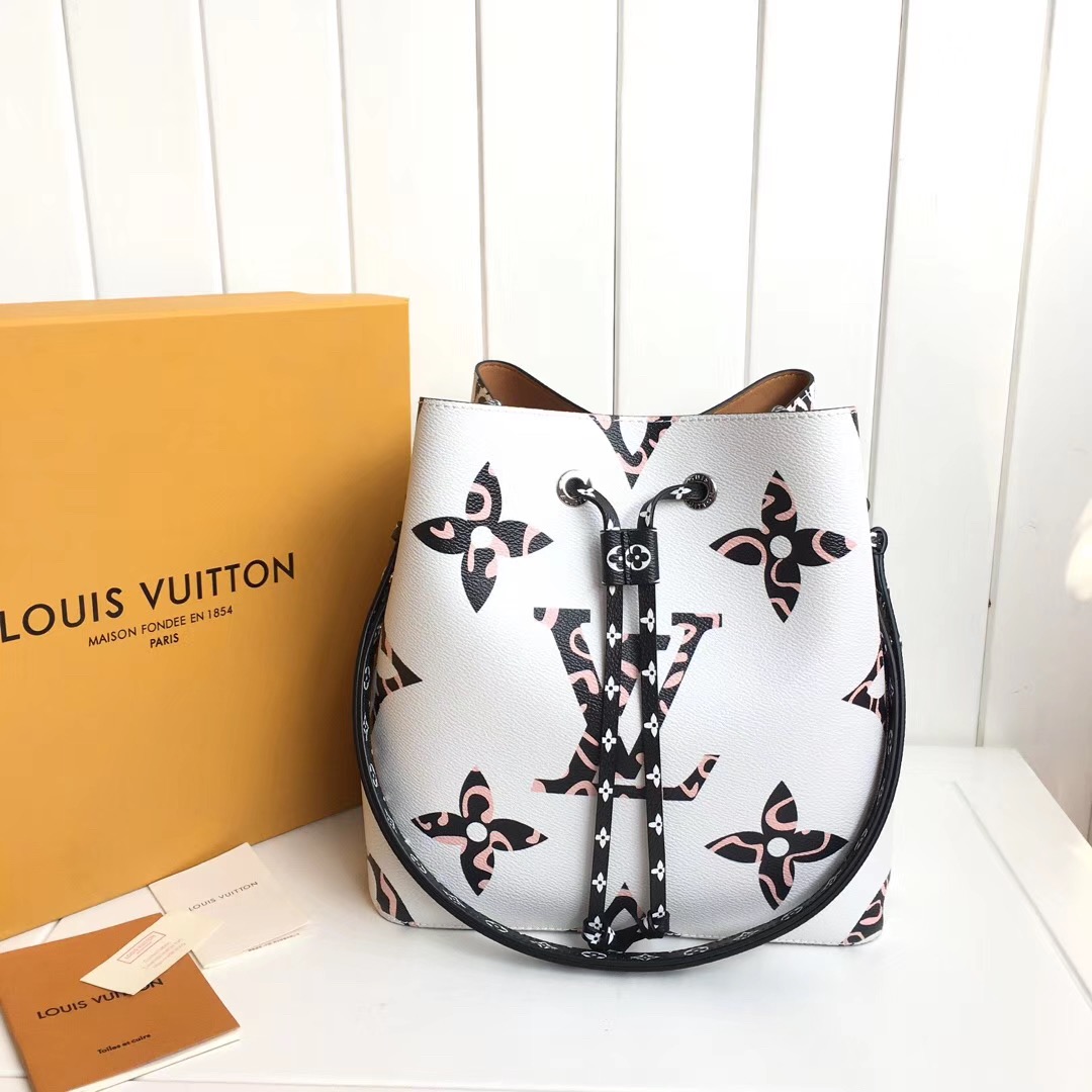 루이비통 네오노에백봄신상 M44020
