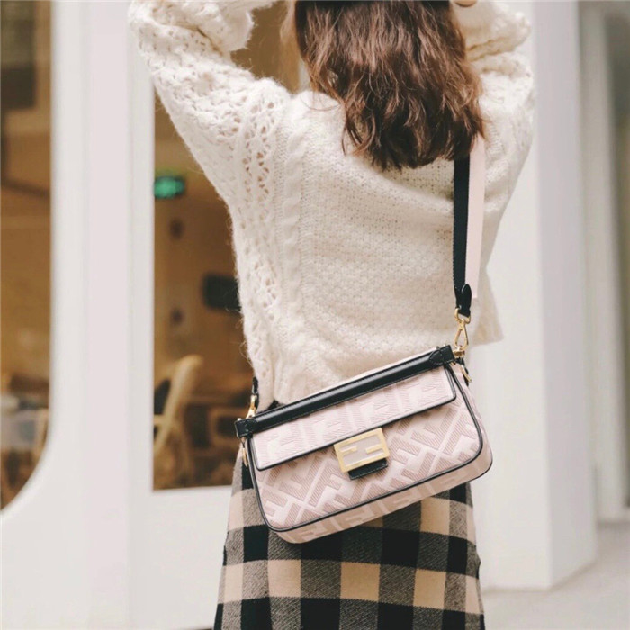 Fendi 펜디 아이코닉 바게트백 F94108