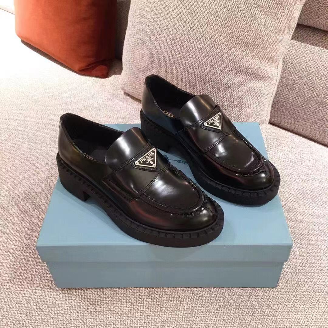 PRADA 프라다 초콜렛 트라이앵글 로고 브러쉬드 로퍼 블랙 1D246M