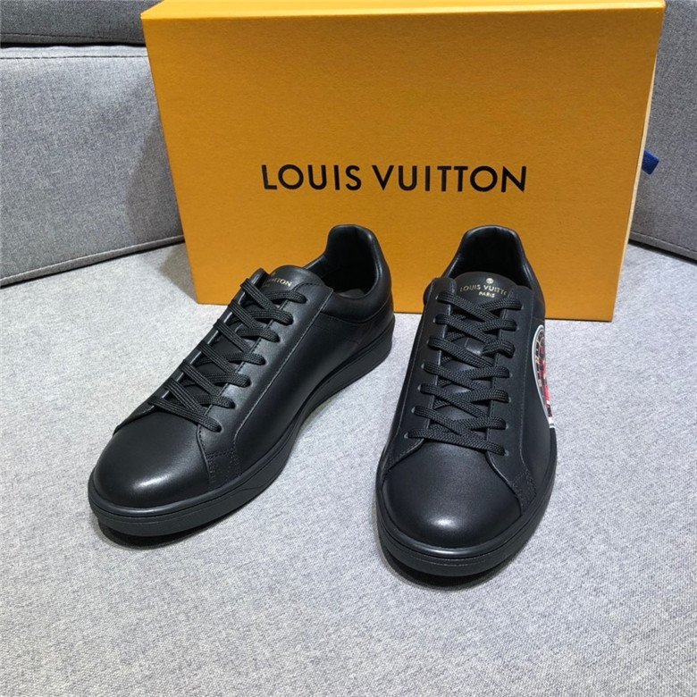 루이비통 남성용 스니커즈 L8800-1신상