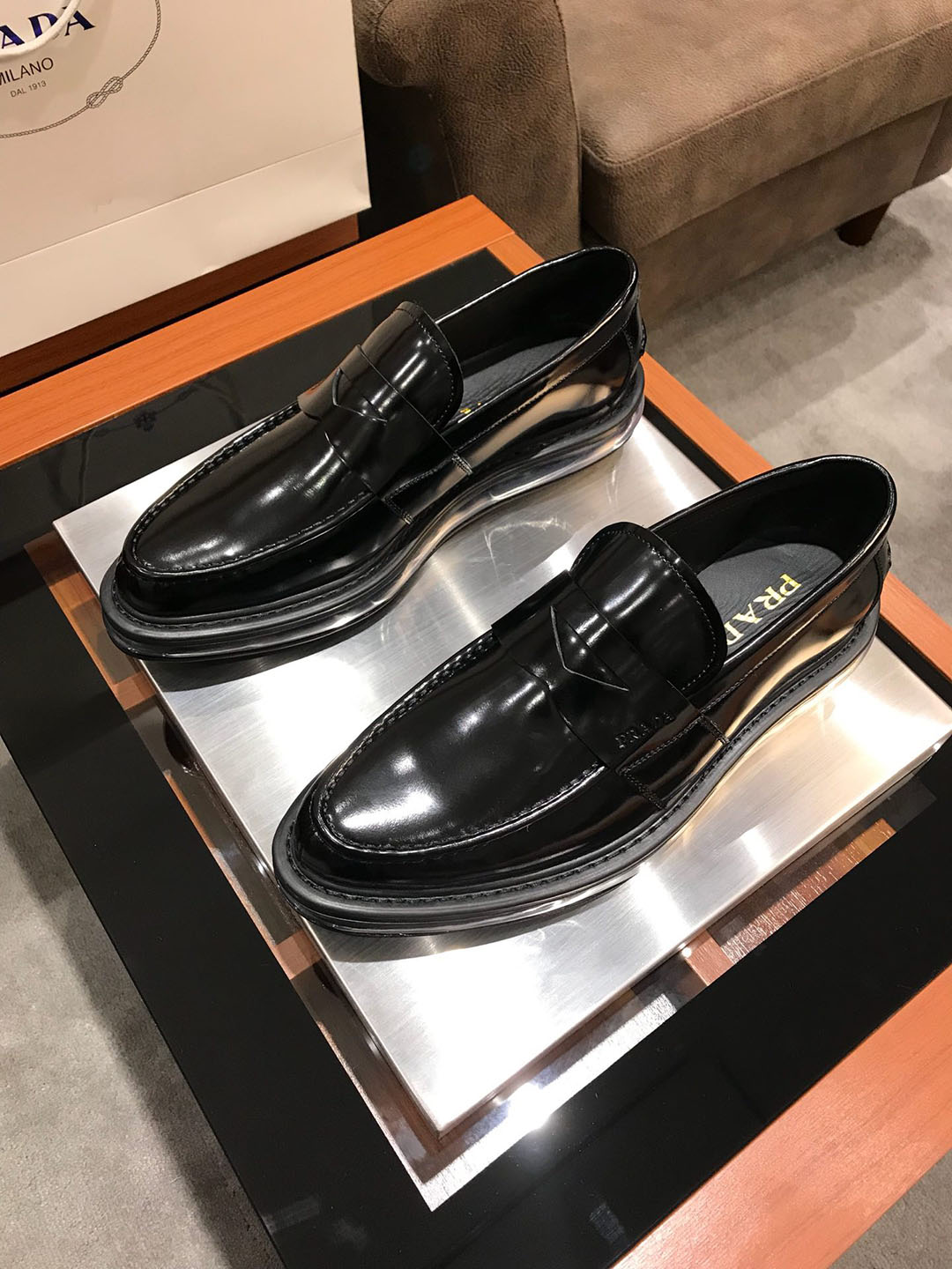 PRADA 프라다 로퍼봄신상