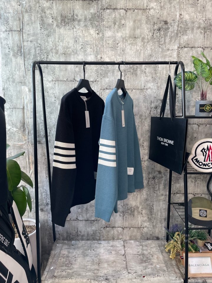 THOM BROWNE 톰브라운 사선완장 라운드 니트