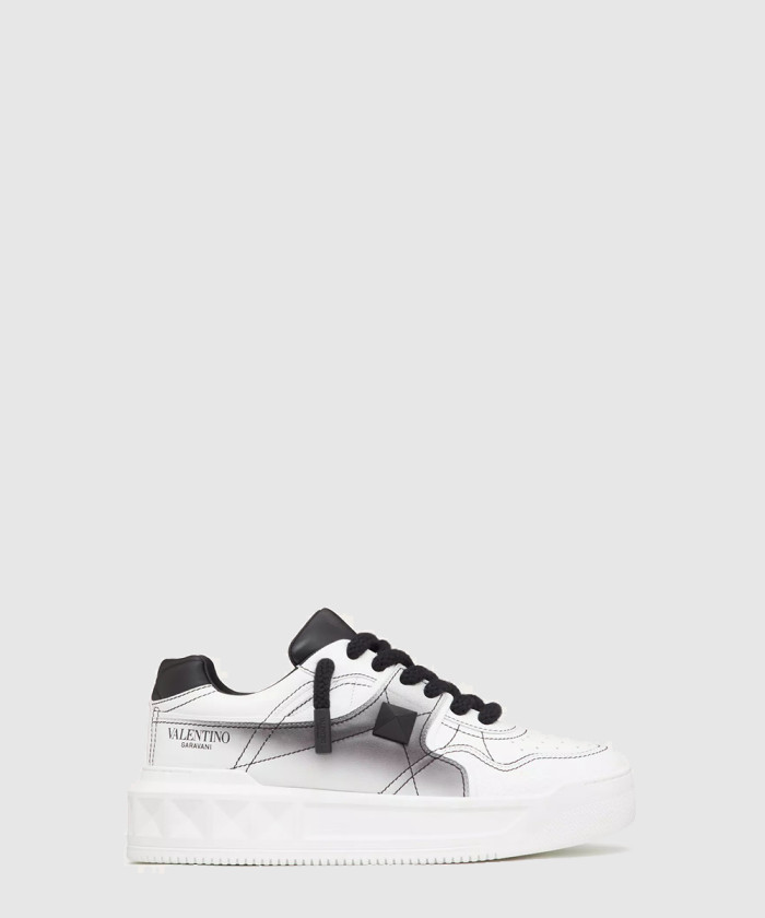 발렌티노 원 스터드 로우탑 스니커즈