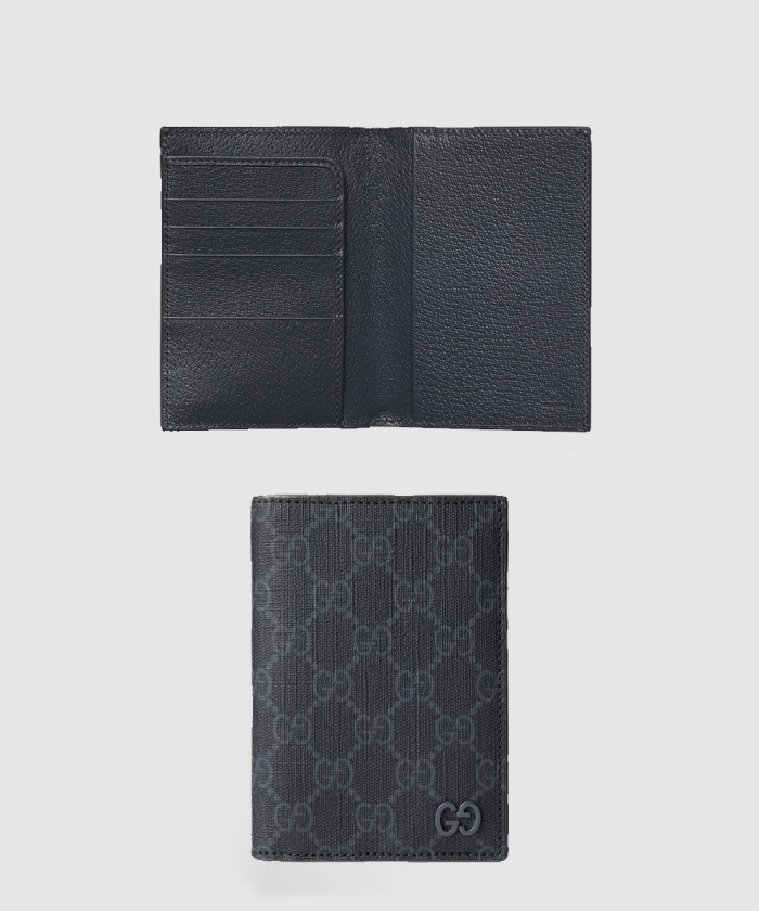 구찌 그레이로 내부를 완성한 GG 여권 케이스 795229