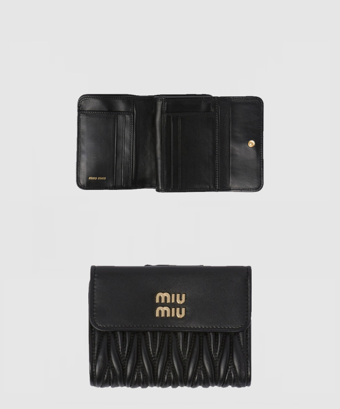 미우미우 작은 마텔레세 나파 가죽 지갑 5ML002
